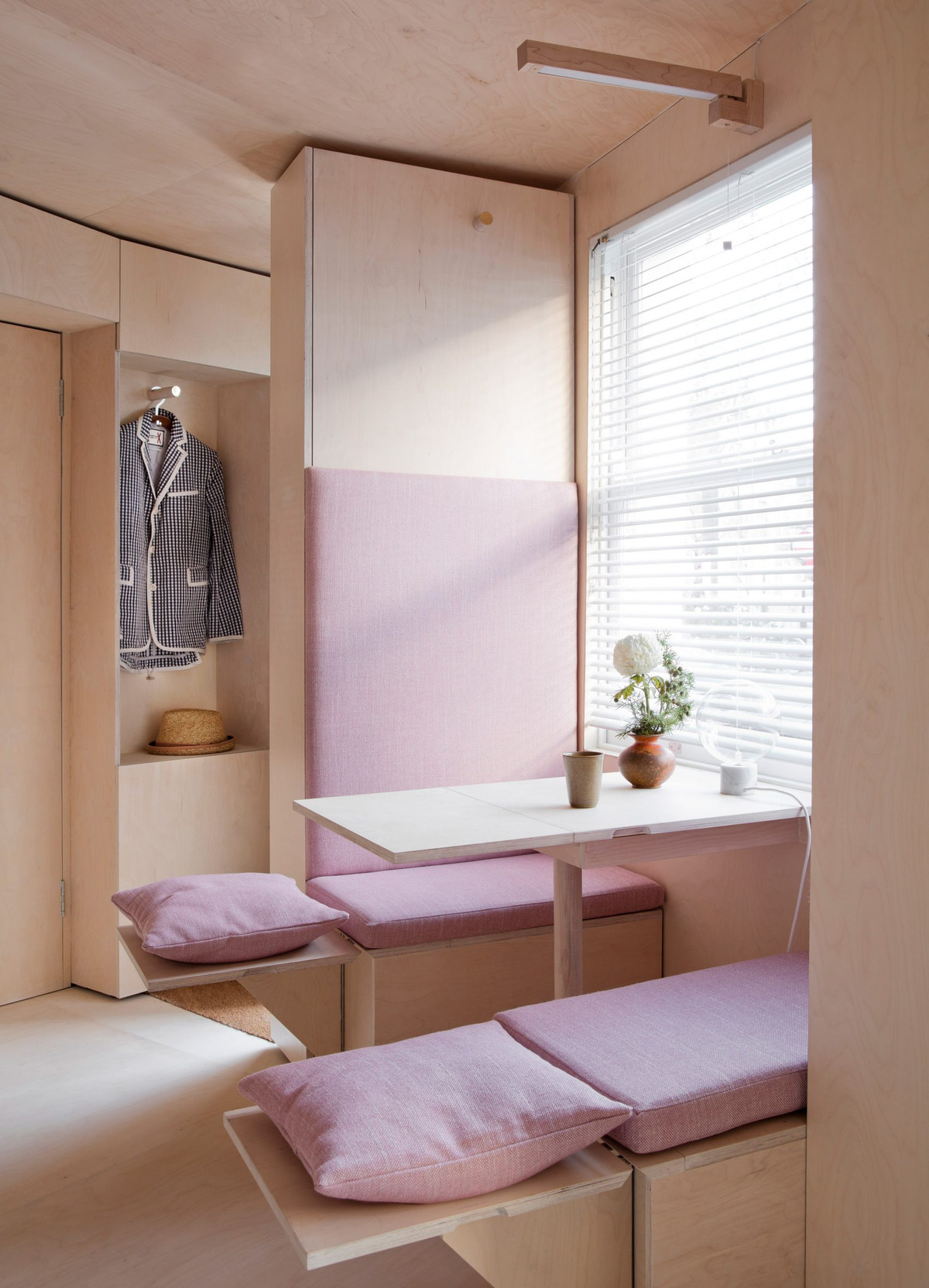 Chiếc bàn nhỏ sát cửa sổ là không gian tiếp khách.