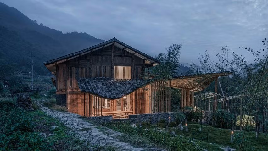 Với khung cảnh bình yên, thơ mộng, ngôi nhà gỗ 2 tầng trở thành nơi nghỉ dưỡng của người dân thành phố vào ngày nghỉ.