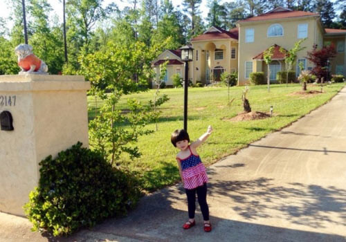 Không chỉ có khuôn viên rộng rãi, biệt thự còn có 112 ô cửa sổ. Ảnh: Người đưa tin.