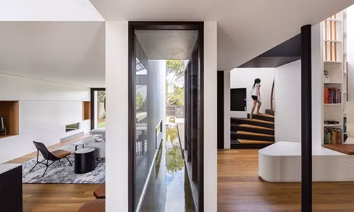 Dòng nước giúp làm mát hơi nóng phả ra từ hai bên sườn ngôi nhà 2 tầng.