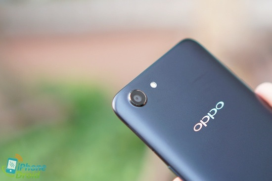 Tương tự như dòng sản phẩm F5 cao cấp hơn, camera của Oppo A83 cũng được tích hợp công nghệ làm đẹp A.I Beauty Recognition với khả năng nhận diện hơn 200 điểm trên khuôn mặt chủ thể, từ đó giúp tạo nên tấm ảnh selfie đẹp tự nhiên và ưng ý nhất.
