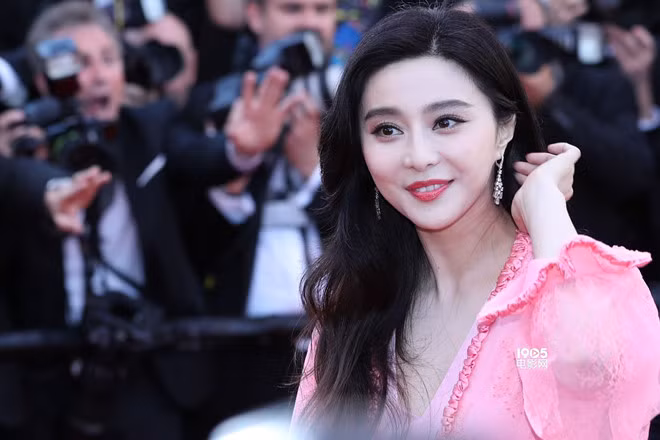 Giữa sóng gió bủa vây, Phạm Băng Băng cùng ê-kíp giữ im lặng. Ảnh: China Press.