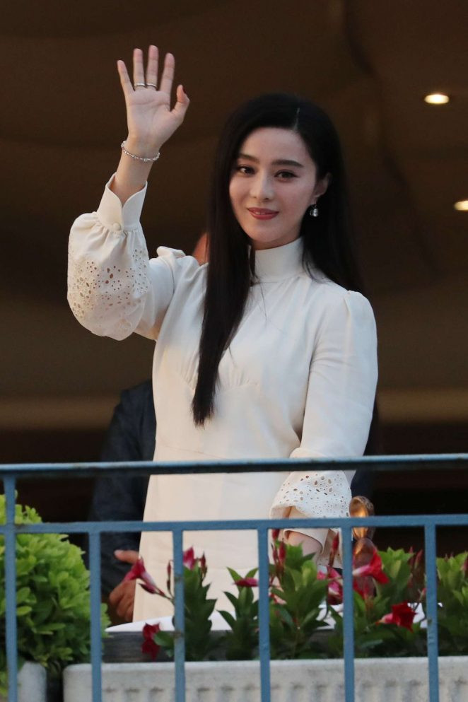 Nữ diễn viên còn mở chuỗi khách sạn quanh các trường đại học ở thành phố lớn Canada với tên gọi "Băng Băng tiểu sạn". Ảnh: GotCeleb.