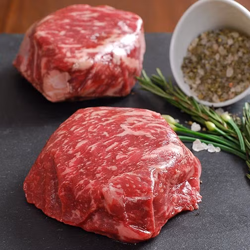 Là loại thịt bò đắt nhất thế giới, Kobe về Việt Nam để phục vụ cho khách hàng chủ yếu là doanh nhân, ngôi sao hạng A...