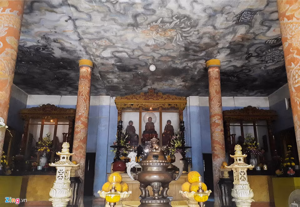 Bức tranh “Long vân khế hội” hay “Cửu Long ẩn vân” do họa sĩ Phan Văn Tánh, dưới triều Nguyễn vẽ hình 9 con rồng vờn trong mây trên trần và 4 cột giữa chính điện. Bức họa này từng được Trung tâm sách Kỷ lục Việt Nam công nhận là bức tranh trần lớn nhất Việt Nam vào 3/2008. Mỗi con rồng một vẻ, tất cả đều oai phong lẫm liệt toát lên cái thần của con vật linh thiêng, uy quyền nhất trong 12 con giáp.