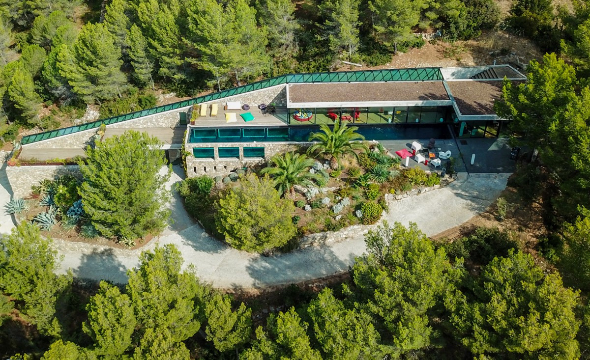 Nằm trong khuôn viên tạo cảnh rộng 5.000 m2, ngôi biệt thự nghỉ dưỡng có diện tích 327m2.