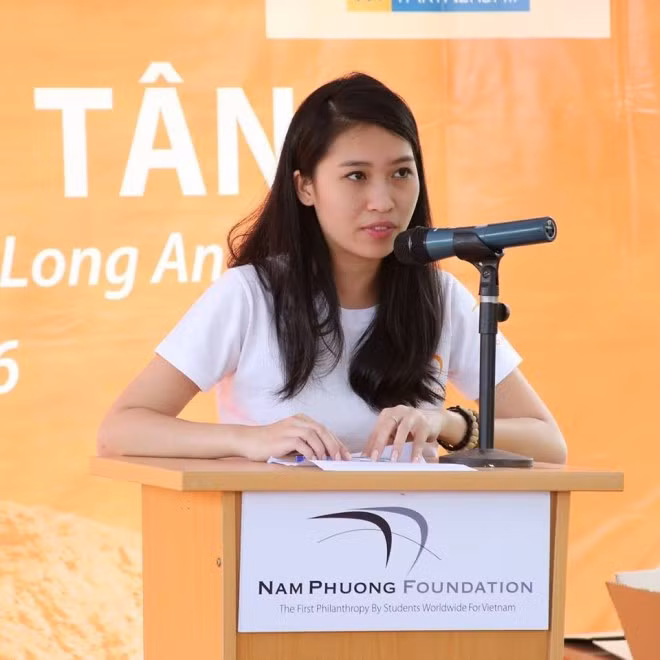 Cô gái sinh năm 1993 hiện đã là chủ tịch một quỹ từ thiện của riêng mình. Ở tuổi đôi mươi, Nam Phương đã đạt nhiều thành tích xuất sắc như được bình chọn là “Cô gái đáng mơ ước” (Most Eligible Bachelorette) của đại học Oxford bởi nhiều hoạt động ngoại khoá nổi bật và mạng lưới bạn bè rộng khắp. Ảnh: Saostar.