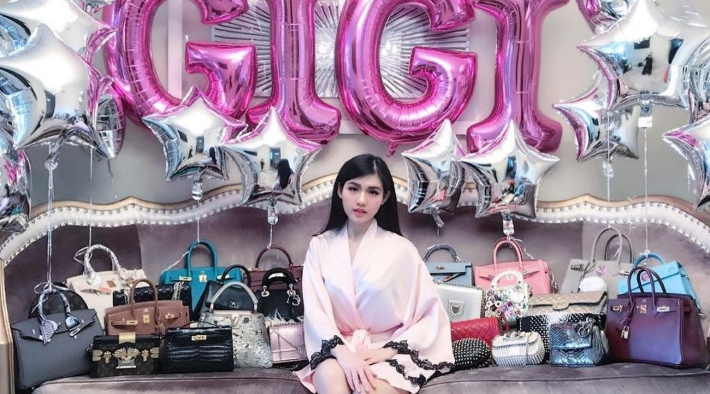 Bộ sưu tập túi xách hàng hiệu trị giá lên đến hàng tỷ của Tiểu Giang. Ảnh: Pose.