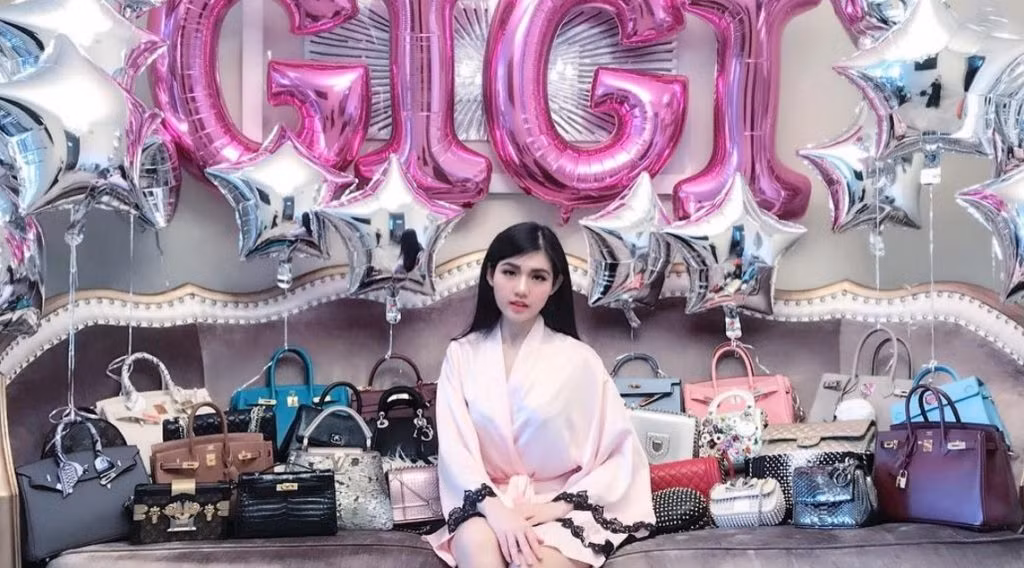 Bộ sưu tập túi xách hàng hiệu trị giá lên đến hàng tỷ của Tiểu Giang. Ảnh: Pose.