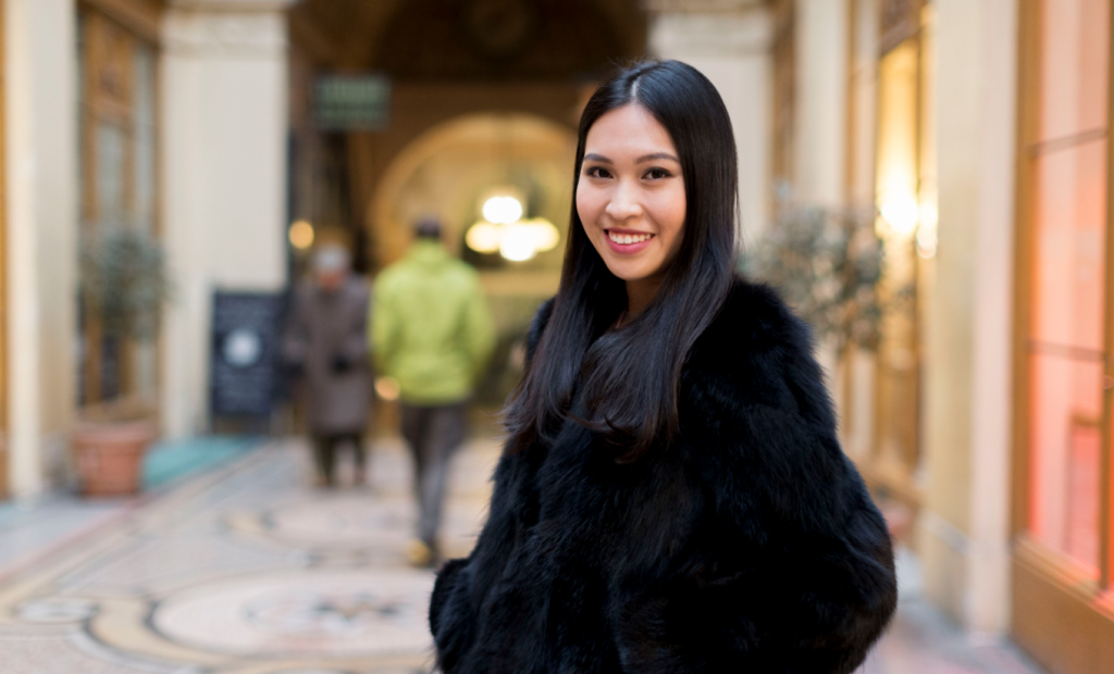 Xuất thân trong một gia đình danh giá, là con gái lớn của một chủ tịch tập đoàn truyền thông lớn nhất nhì cả nước, Đinh Nam Phương từng là người Việt duy nhất được mời tham gia Le Bal des Debutantes – dạ vũ danh giá nhất thế giới chỉ dành cho tiểu thư quyền quý. Ảnh: Pose.