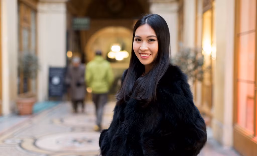 Xuất thân trong một gia đình danh giá, là con gái lớn của một chủ tịch tập đoàn truyền thông lớn nhất nhì cả nước, Đinh Nam Phương từng là người Việt duy nhất được mời tham gia Le Bal des Debutantes – dạ vũ danh giá nhất thế giới chỉ dành cho tiểu thư quyền quý. Ảnh: Pose.