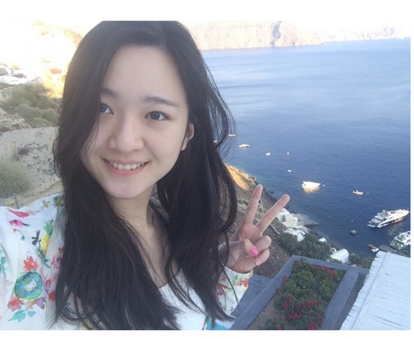 Cuộc sống của công chúa êm đềm trong sự bảo bọc của gia đình giàu có. Ảnh: Pose.