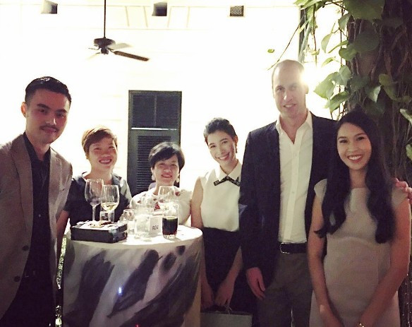 Nam Phương có cơ hội gặp gỡ và giao lưu với nhiều tên tuổi nổi tiếng thế giới. Trong ảnh là cuộc gặp gỡ với hoàng tử Anh William. Ảnh: Saostar.