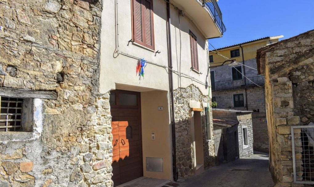Nhiều ngôi nhà cổ được xây bằng đá granite của đảo Sardinia. Ảnh: Inhabitant.