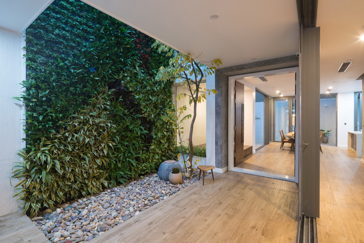 Theo yêu cầu của gia chủ, ngôi nhà đảm bảo các yếu tố như thiên nhiên, cây xanh, thông gió, ánh sáng.