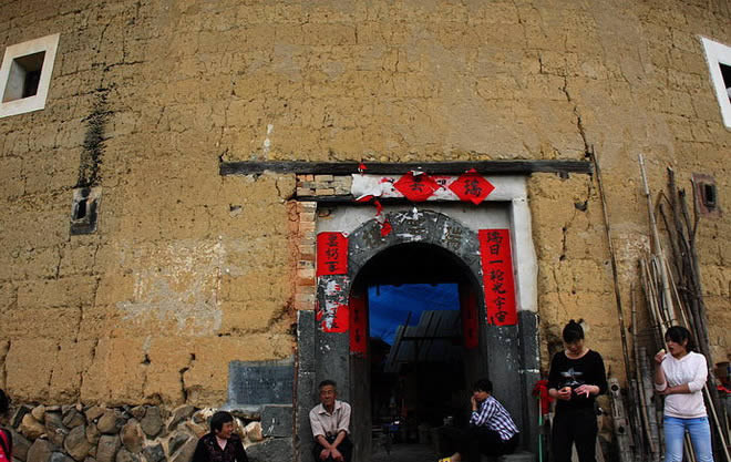 Mỗi thổ lâu chỉ có một cổng ra vào, thường được gia cố bằng đá hoặc thép và không có cửa sổ ở tầng dưới cùng. Ảnh: China Tour.
