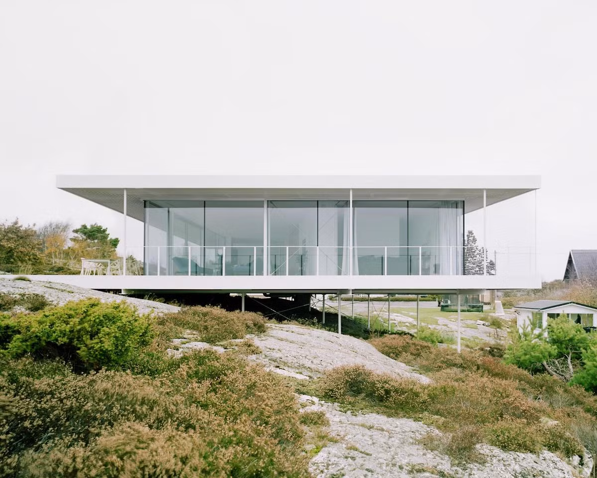 Nằm trên hòn đảo lớn nhất Thụy Điển - Hisingen, ngôi nhà độc đáo này được xây bằng thép kết hợp nhựa polycarbonate.