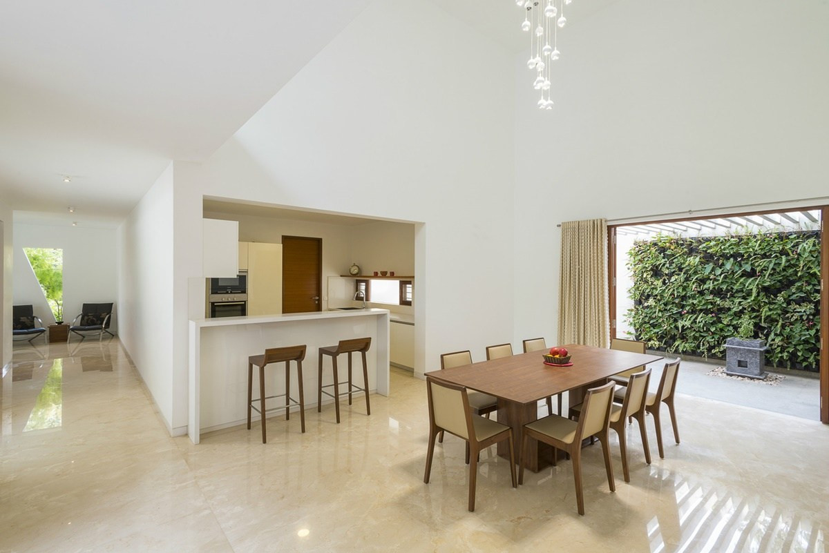 Khu vực bếp và bàn ăn đẹp sang trọng, tinh tế.