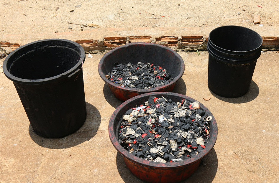 Loại cà phê này được sản xuất theo công thức vỏ cà phê trộn với bột đá. Cà phê thải loại ngâm qua nước pha bột pin, trong đó thành phần chủ yếu là bột đá và vỏ cà phê. Ảnh: Zing.