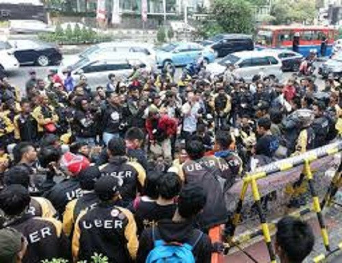 Ở Indonesia, chính quyền địa phương có quyền hạn chế số lượng phương tiện hợp tác với Uber sau nhiều lần xảy ra hỗn chiến giữa tài xế taxi truyền thống và tài xế Uber. Ảnh: Libcom.