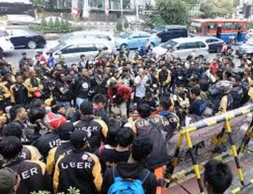 Ở Indonesia, chính quyền địa phương có quyền hạn chế số lượng phương tiện hợp tác với Uber sau nhiều lần xảy ra hỗn chiến giữa tài xế taxi truyền thống và tài xế Uber. Ảnh: Libcom.