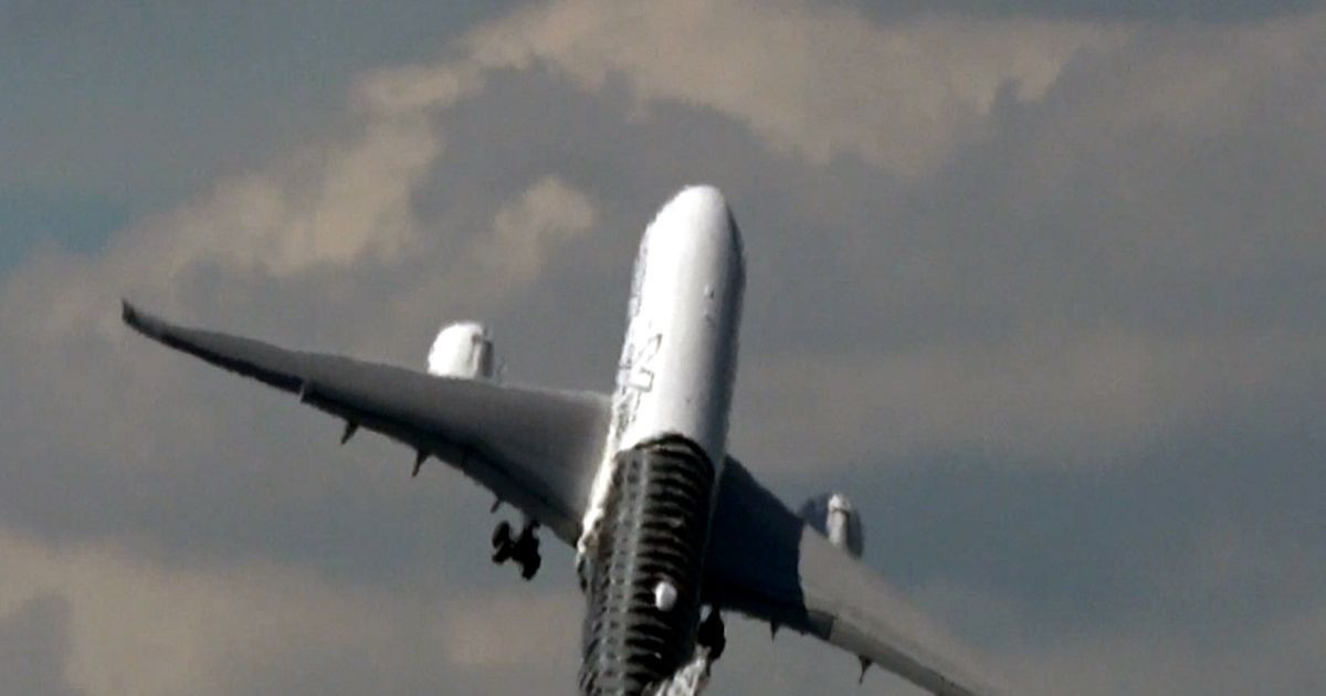 Chiếc máy bay Airbus A350 có màn trình diễn choáng ngợp, khiến nhiều người thót tim khi gần như bay thẳng lên trời theo chiều dựng đứng. Ảnh: Mirror.