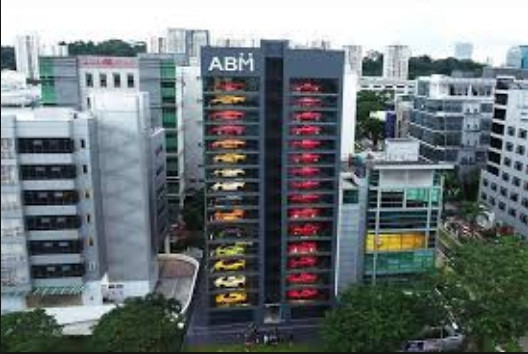 Tuy nhiên, máy bán hàng siêu xe không tự động hoàn toàn mà vẫn có nhân viên công ty ngồi theo dõi chặt chẽ. Ảnh: Topauto.