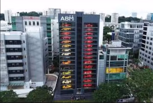 Tuy nhiên, máy bán hàng siêu xe không tự động hoàn toàn mà vẫn có nhân viên công ty ngồi theo dõi chặt chẽ. Ảnh: Topauto.