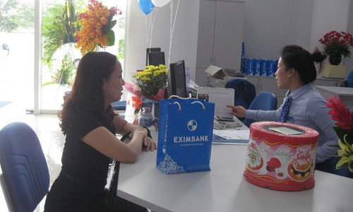 Ảnh minh hoạ: Khách hàng giao dịch tại NH Eximbank.
