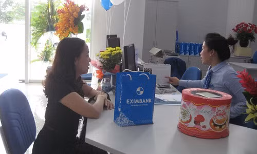 Ảnh minh hoạ: Khách hàng giao dịch tại NH Eximbank.