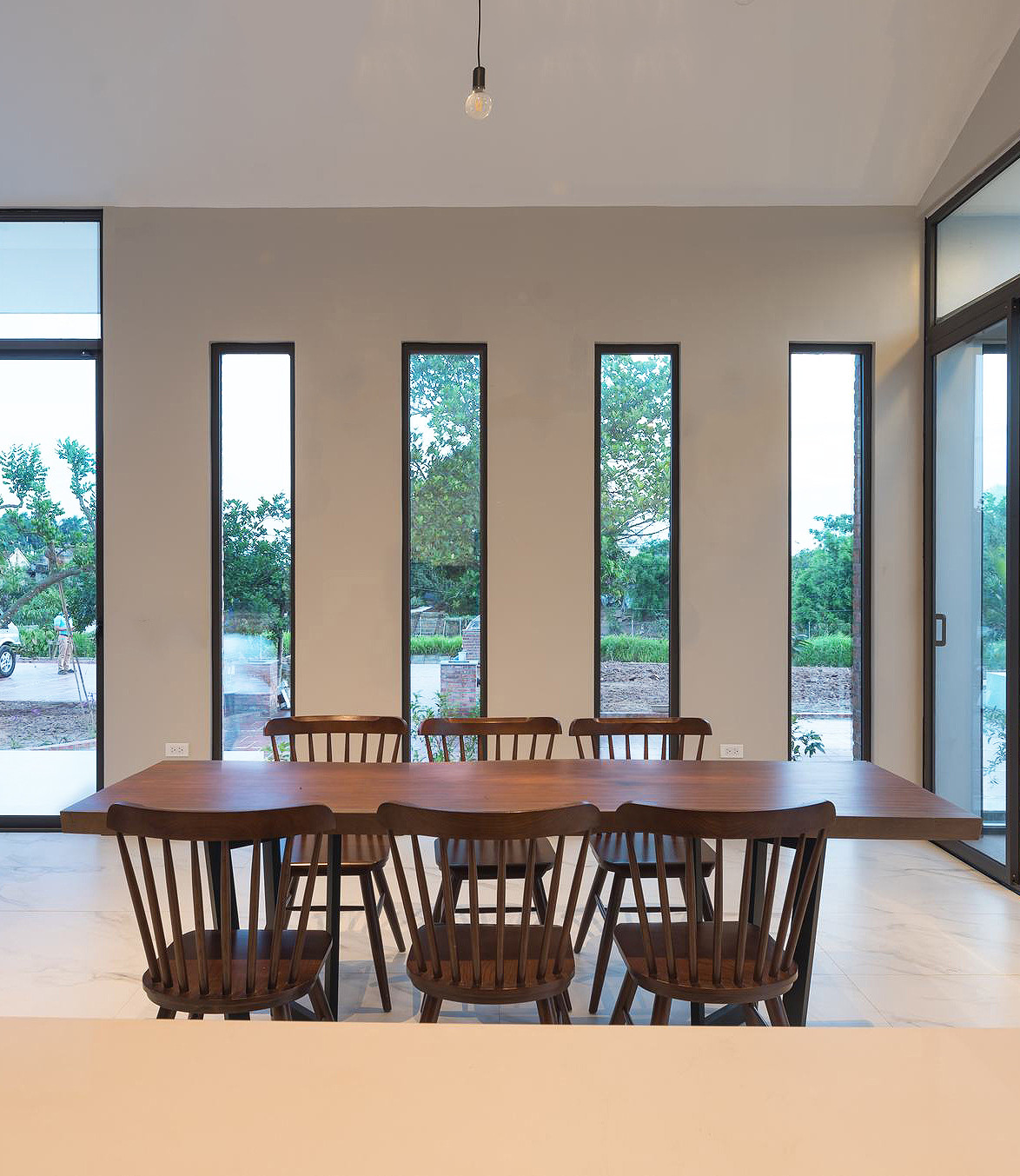 Tất cả đều có tầm nhìn thoáng đãng hướng ra sân vườn.