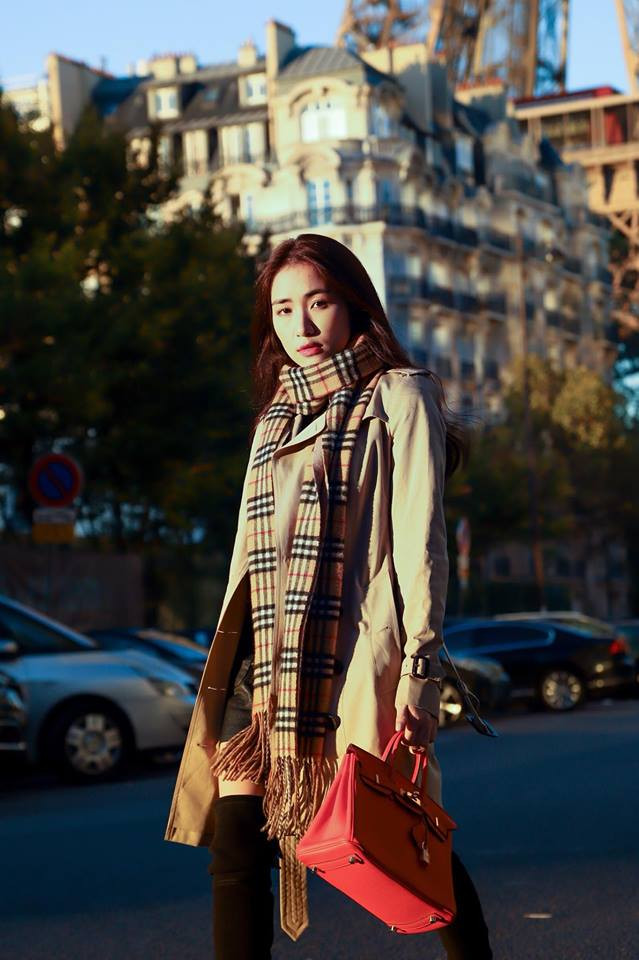 Birkin là dòng túi đắt đỏ nhất của thương hiệu Hermes, chiếc túi Hòa Minzy sử dụng có giá hơn 21 nghìn USD khoảng gần 500 triệu đồng, một con số không hề nhỏ. Có thể nói đây là chiếc túi đắt nhất mà cô đang sở hữu.