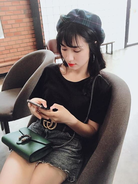 Trong một hoàn cảnh khác, cô dùng túi hiệu dòng Dionysus gam xanh của Gucci có giá thành khoảng 32,7 triệu đồng. Bên cạnh đó là chiếc thắt lưng cùng thương hiệu mà ai cũng muốn có - món đồ xu hướng được các tín đồ thời trang thế giới yêu thích.