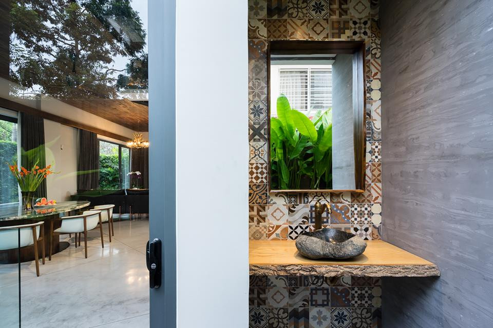 Bồn rửa tay bằng đá gợi cảm giác hoài cổ bên trong biệt thự vườn. Nguồn ảnh: Quang Dam.