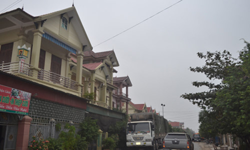 Từ đầu đến cuối làng ở Diễn Tháp là hình ảnh của dãy biệt thự trị giá hàng chục tỷ đồng, xe hơi xếp hàng dài. Ảnh: Congan.