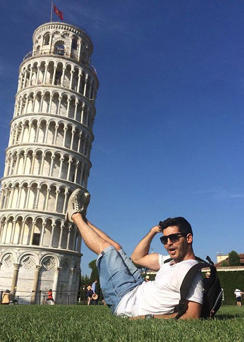 Cũng bỏ tí sức lực giúp chống đỡ tháp nghiêng.