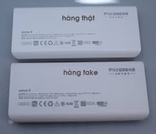 Nếu để ý, bạn sẽ thấy pin sạc dự phòng chính hãng được đựng rất khéo léo ở trong một chiếc hộp cứng cáp vuông vức, còn hàng nhái thường được bao bọc rất là thô sơ bằng những hộp nhựa. Ảnh: Tiki.