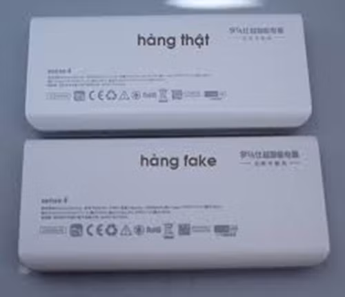 Nếu để ý, bạn sẽ thấy pin sạc dự phòng chính hãng được đựng rất khéo léo ở trong một chiếc hộp cứng cáp vuông vức, còn hàng nhái thường được bao bọc rất là thô sơ bằng những hộp nhựa. Ảnh: Tiki.