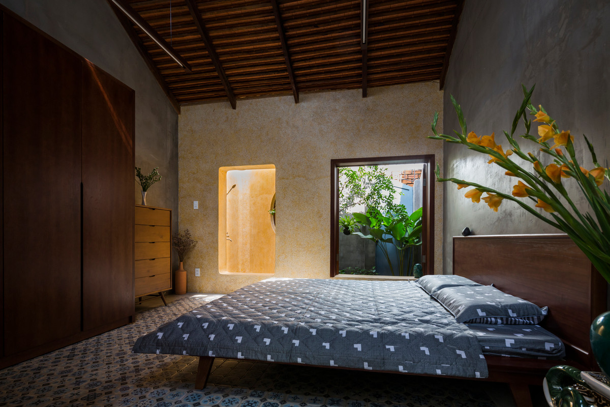 Căn phòng có cửa sổ lớn nhìn ra khu vườn rợp bóng cây.