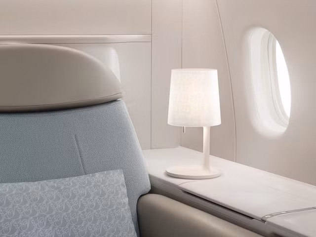 Khoang hạng nhất La Premiere của Air France có tủ đồ, đèn đọc sách, TV cảm ứng, ghế ngồi có thể dịch chuyển thành giường.