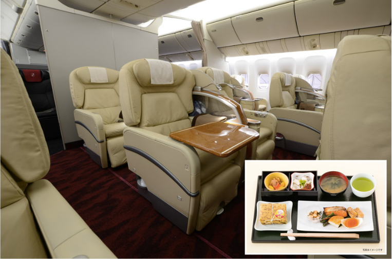 Mỗi ghế hạng nhất của Japan Airlines có thể rộng như một căn hộ thu nhỏ ở New York với từ đồ ngủ, nước hoa...
