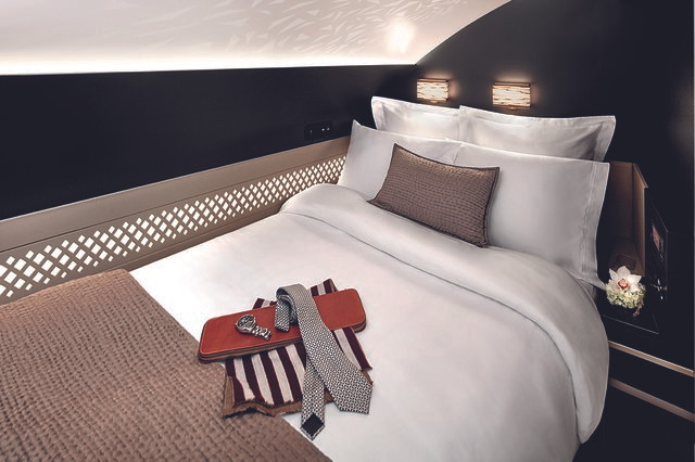 Phòng Residence của hãng hàng không Etihad Airways (Ả rập) rộng gần 12m2, có phòng khách, giường đôi, vòi tắm cá nhân và quản gia riêng.
