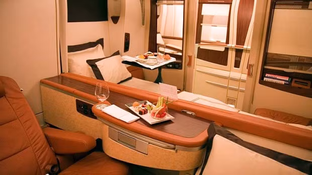 Thực đơn dành cho khách bay tại khoang hạng nhất của Singapore Airlines do các đầu bếp nổi tiếng thế giới thiết kế.