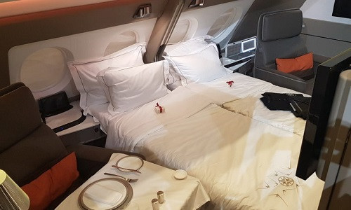 Theo bình chọn của Skytrax, Singapore Airlines là hãng hàng không tốt nhất thế giới năm 2018. Bên trong khoang hạng nhất của Singapore Airlines có giường đôi cho khách.