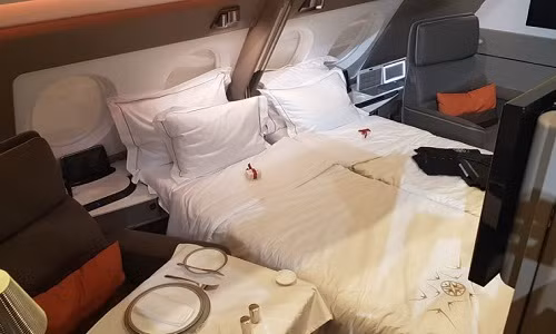 Theo bình chọn của Skytrax, Singapore Airlines là hãng hàng không tốt nhất thế giới năm 2018. Bên trong khoang hạng nhất của Singapore Airlines có giường đôi cho khách.