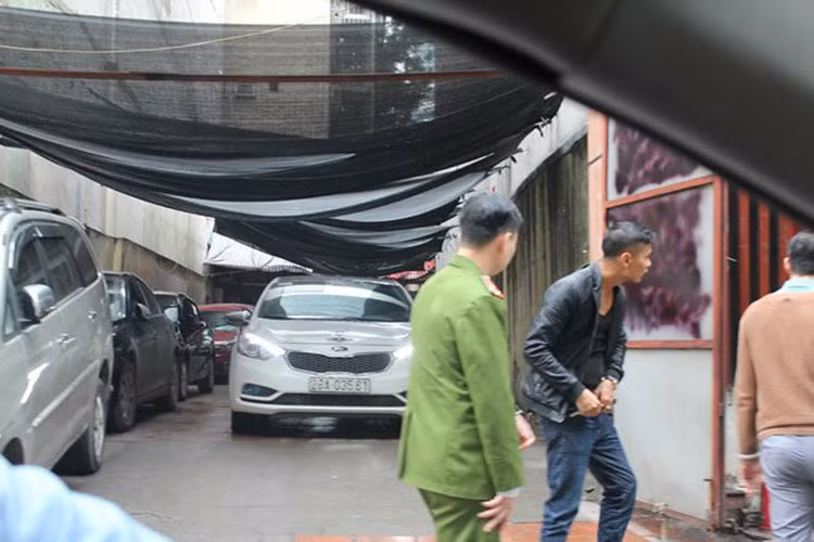 Tại tuyến phố Bùi Thị Xuân, một mảnh đất chưa xây ngay lập tức được tận dụng làm bãi đỗ xe.