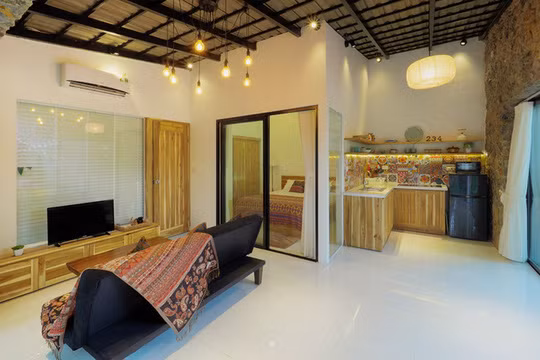 Không gian sinh hoạt chung bao gồm phòng khách và nhà bếp.