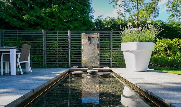 Hồ nước tĩnh rải sỏi, đá cuội hiện đại. Ảnh: Homify.