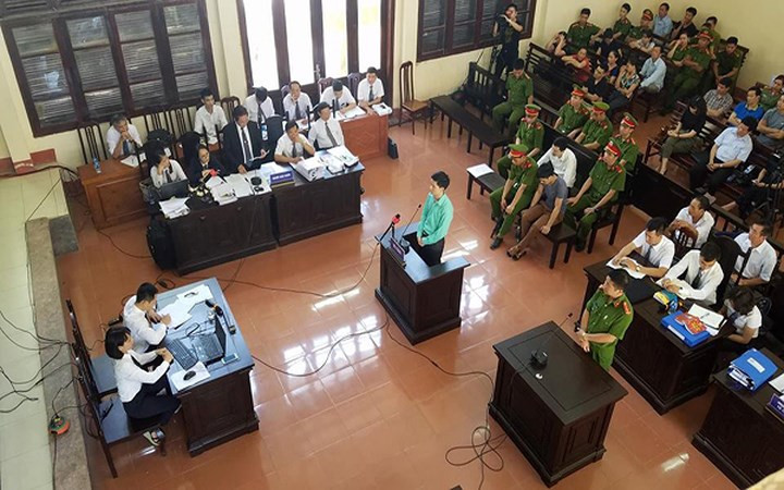 Trước đó, vào sáng 7/5, TAND TP Hòa Bình mở phiên sơ thẩm xét xử đối với 3 bị cáo trong vụ án chạy thận nhưng vì luật sư và người liên quan có đơn xin vắng mặt nên HĐXX quyết định tạm hoãn phiên tòa, đến 15/5 Tòa mở lại phiên sơ thẩm kéo dài 12 ngày.