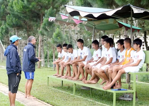 Ngày 5/3/2007, bầu Đức gây sốc khi động thổ xây dựng Học viện bóng đá Hoàng Anh Gia Lai Arsenal JMG trên khu đất là 5 ha cao su. Ảnh: Tinthethao.